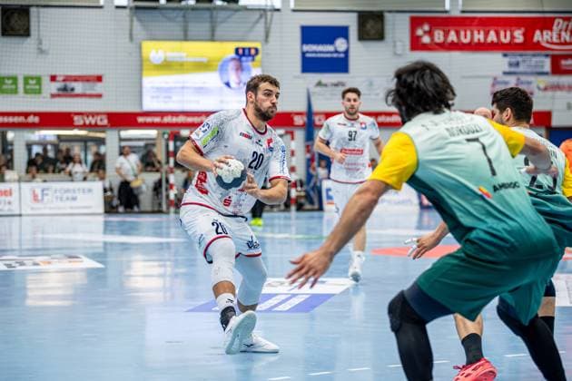 2 Handball Bundesliga TV Hüttenberg VfL Eintracht Hagen, 27 09 25 Leif Haack TV Hüttenberg, 20 , Pouya Norouzi VfL Eintracht Hagen, 7 , 2 Handball Bundesliga TV Hüttenberg VfL Eintracht Hagen Hüttenberg, 27 09 25 Copyright: xBEAUTIFULxSPORTS Roeczeyx
