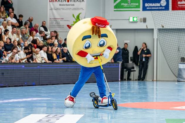 2 Handball Bundesliga TV Hüttenberg VfL Eintracht Hagen, 27 09 25 Mascot Rollo 2 Handball Bundesliga TV Hüttenberg VfL Eintracht Hagen Hüttenberg, 27 09 25 Copyright: xBEAUTIFULxSPORTS Roeczeyx