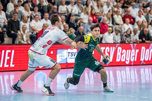 2 Handball Bundesliga TV Hüttenberg VfL Eintracht Hagen, 27 09 25 Luca Richter VfL Eintracht Hagen, 77 , Paul Ohl TV Hüttenberg, 10 2 Handball Bundesliga TV Hüttenberg VfL Eintracht Hagen Hüttenberg, 27 09 25 Copyright: xBEAUTIFULxSPORTS Roeczeyx