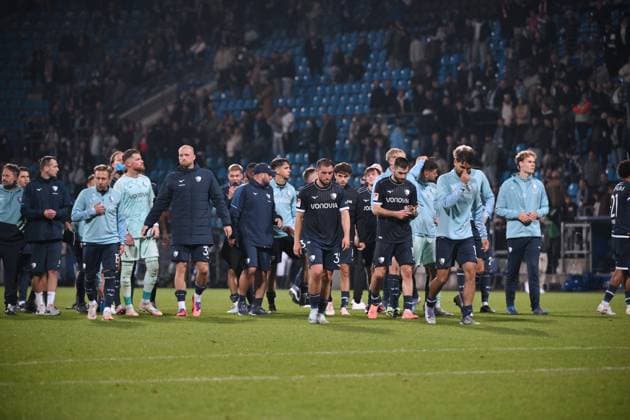 Bochums players go to their angry fans after the defeat 27 09 2025, Football 2 Bundesliga, Season 2025 2026, Matchday 7, VfL Bochum Fortuna Düsseldorf 0 1 DFL regulations prohibit any use of photographs as image sequences and or quasi video Bochum Vonovia Ruhrstadion Nordrhein Westfalen Germany Team2