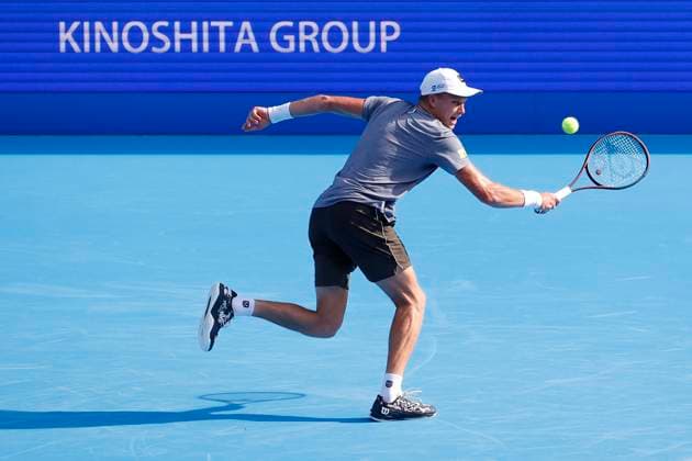 September 28, 2025, Tokyo, Japan: Jenson Brooksby of the USA in action against Denmark s Holger Rune during their quarterfinal match at the Japan Open Tennis Championships at Ariake Colosseum in Tokyo. The tournament runs from September 22 to 30. Brooksby won 6-3, 6-3. Tokyo Japan - ZUMAm191 20250928_aap_m191_032 Copyright: xRodrigoxReyesxMarinx