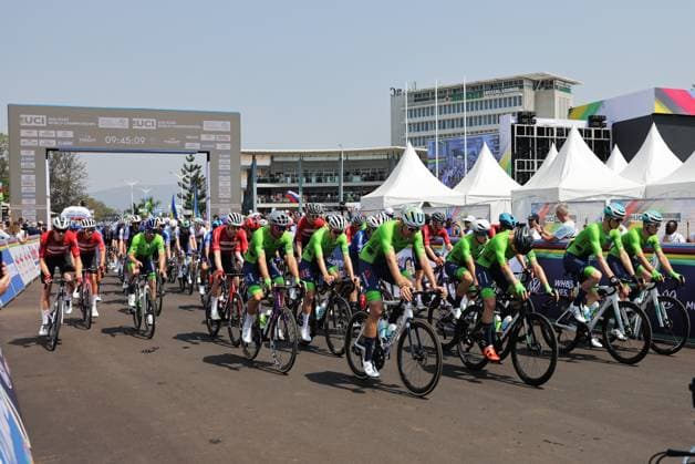 2025 UCI Road World Championships Picture by Alex Whitehead SWpix.com - 28 09 2025 - Cycling - 2025 UCI Road World Championships - Kigali Convention Centre, Kigali, Rwanda - Men Elite Road Race - Riders roll off the start line, Tadej Pogacar (Slovenia) Copyright: x xSWpix.comx(t axPhotographyxHubxLtd)xAlexxWhitehead SWpix.comx SWP-3030-8444