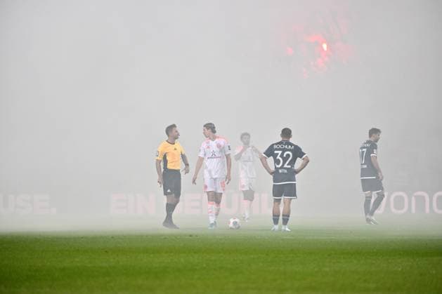 Pyrotechnics in the Düsseldorf fan block cause a delay to kick-off, left Referee Daniel Schlager 27 09 2025, Football 2 Bundesliga, Season 2025 2026, Matchday 7, VfL Bochum Fortuna Düsseldorf 0 1 DFL regulations prohibit any use of photographs as image sequences and or quasi video Bochum Vonovia Ruhrstadion Nordrhein Westfalen Germany Team2