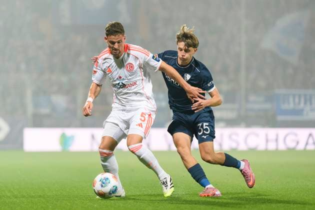 Moritz Heyer (Fortuna Duesseldorf) und Kacper Koscierski (VfL Bochum) im Kampf um den Ball waehrend des spiels der 2. Bundesliga zwischen VfL Bochum und Fortuna Duesseldorf, Vonovia Ruhrstadion am 27. September 2025 in Bochum, Deutschland. (Foto von Max Maiwald DeFodi Images) +++ Moritz Heyer (Fortuna Duesseldorf) und Kacper Koscierski (VfL Bochum) battle for the ball during the 2. Bundesliga match between VfL Bochum and Fortuna Duesseldorf at Vonovia Ruhrstadion on September 27, 2025 in Bochum, Germany. (Photo by Max Maiwald DeFodi Images) DFB DFL REGULATIONS PROHIBIT ANY USE OF PHOTOGRAPHS AS IMAGE SEQUENCES AND OR QUASI-VIDEO. (Photo by Max Maiwald DeFodi Images) Moritz Heyer Fortuna Duesseldorf and Kacper Koscierski VfL Bochum battle for the ball during the 2 Bundesliga match between VfL Bochum and Fortuna Duesseldorf, Vonovia Ruhrstadion on September 27, 2025 in Bochum, Germany, Germany Photo by Max Maiwald DeFodi Images Moritz Heyer Fortuna Duesseldorf and Kacper Koscierski VfL Bochum battle for the ball during the 2 Bundesliga match between VfL Bochum and Fortuna Duesseldorf at Vonovia Ruhrstadion on September 27, 2025 in Bochum, Germany Photo by Max Maiwald DeFodi Images DFB DFL REGULATIONS PROHIBIT ANY USE OF PHOTOGRAPHS AS IMAGE SEQUENCES AND OR QUASI VIDEO Photo by Max Maiwald DeFodi Images