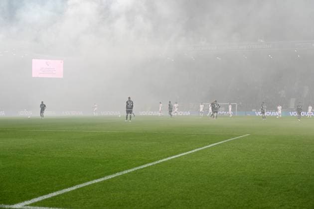 Pyrotechnics in the Düsseldorf fan block cause a delay to kick-off 27 09 2025, Football 2 Bundesliga, Season 2025 2026, Matchday 7, VfL Bochum Fortuna Düsseldorf 0 1 DFL regulations prohibit any use of photographs as image sequences and or quasi video Bochum Vonovia Ruhrstadion Nordrhein Westfalen Germany Team2