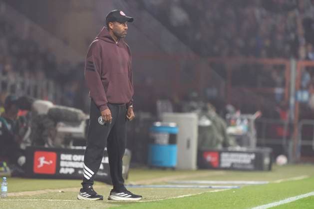 Trainer Daniel Thioune (Fortuna Duesseldorf) schaut waehrend des spiels der 2. Bundesliga zwischen VfL Bochum und Fortuna Duesseldorf, Vonovia Ruhrstadion am 27. September 2025 in Bochum, Deutschland. (Foto von Max Maiwald DeFodi Images) +++ Trainer Daniel Thioune (Fortuna Duesseldorf) looks on during the 2. Bundesliga match between VfL Bochum and Fortuna Duesseldorf at Vonovia Ruhrstadion on September 27, 2025 in Bochum, Germany. (Photo by Max Maiwald DeFodi Images) DFB DFL REGULATIONS PROHIBIT ANY USE OF PHOTOGRAPHS AS IMAGE SEQUENCES AND OR QUASI-VIDEO. (Photo by Max Maiwald DeFodi Images) Trainer Daniel Thioune Fortuna Duesseldorf looks on during the 2 Bundesliga match between VfL Bochum and Fortuna Duesseldorf, Vonovia Ruhrstadion on September 27, 2025 in Bochum, Germany Photo by Max Maiwald DeFodi Images Trainer Daniel Thioune Fortuna Duesseldorf looks on during the 2 Bundesliga match between VfL Bochum and Fortuna Duesseldorf at Vonovia Ruhrstadion on September 27, 2025 in Bochum, Germany Photo by Max Maiwald DeFodi Images DFB DFL REGULATIONS PROHIBIT ANY USE OF PHOTOGRAPHS AS IMAGE SEQUENCES AND OR QUASI VIDEO Photo by Max Maiwald DeFodi Images
