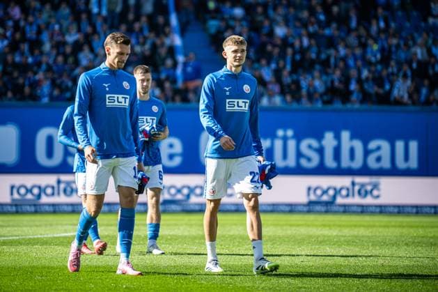 Rostock, Germany 27 September 2025 3 Liga 2025 2026 FC Hansa Rostock vs TSV Havelse In the picture from left Paul Stock Hansa Rostock and Leon Reichardt Hansa Rostock DFB regulations prohibit any use of photographs as image sequences and or quasi video Copyright: xFotostandx xVoelkerx