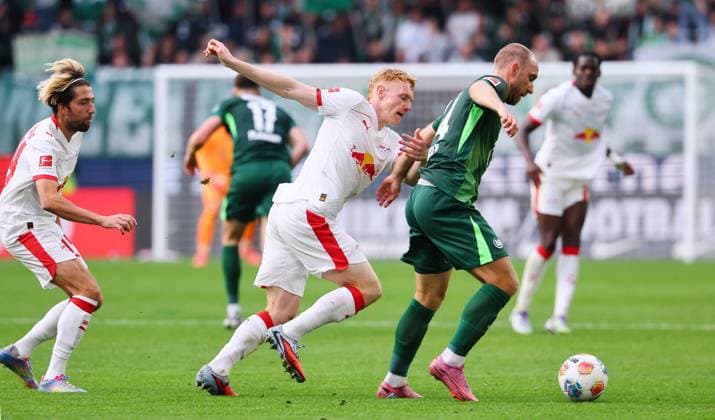 Wolfsburg RB Leipzig Bundesliga Wolfsburg, 27 09 2025, Volkswagen Arena, Bundesliga, Matchday 5 , VFL WOLFSBURG vs RB LEIPZIG 0 1 0 1 , Pictured from l Kevin Kampl 44, RB Leipzig , Nicolas Seiwald 13, RB Leipzig and Christian Eriksen 24, Wolfsburg , Picture Point