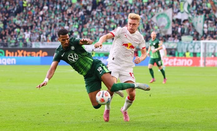 Wolfsburg RB Leipzig Bundesliga Wolfsburg, 27 09 2025, Volkswagen Arena, Bundesliga, Matchday 5 , VFL WOLFSBURG vs RB LEIPZIG 0 1 0 1 , In the picture from l Moritz Jenz 15, Wolfsburg and Conrad Harder 11, RB Leipzig , Picture Point
