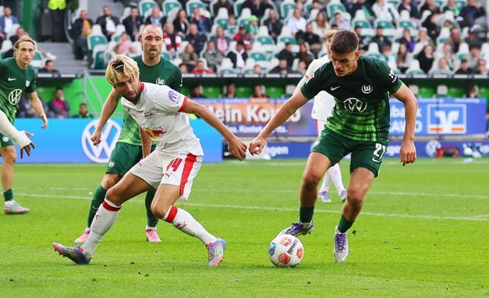 Wolfsburg RB Leipzig Bundesliga Wolfsburg, 27 09 2025, Volkswagen Arena, Bundesliga, Matchday 5 , VFL WOLFSBURG vs RB LEIPZIG 0 1 0 1 , Pictured from l Kevin Kampl 44, RB Leipzig and Joakim Maehle 21, Wolfsburg , Picture Point