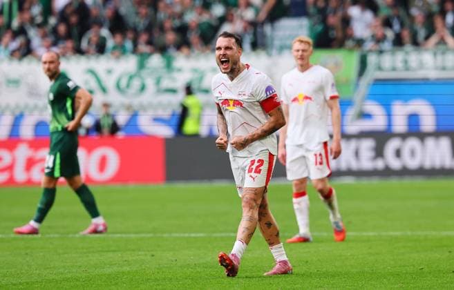 Wolfsburg RB Leipzig Bundesliga Wolfsburg, 27 09 2025, Volkswagen Arena, Bundesliga, Matchday 5 , VFL WOLFSBURG vs RB LEIPZIG 0 1 0 1 , Final cheer RB Leipzig In the picture David Raum 22, RB Leipzig , Picture Point