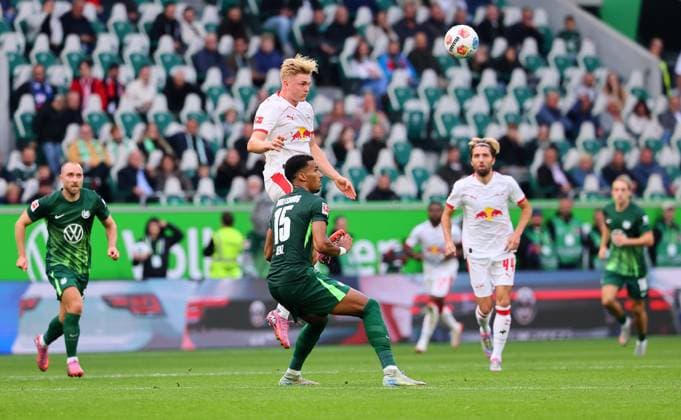 Wolfsburg RB Leipzig Bundesliga Wolfsburg, 27 09 2025, Volkswagen Arena, Bundesliga, Matchday 5 , VFL WOLFSBURG vs RB LEIPZIG 0 1 0 1 , Pictured from l Conrad Harder 11, RB Leipzig higher than Moritz Jenz 15, Wolfsburg , Picture Point