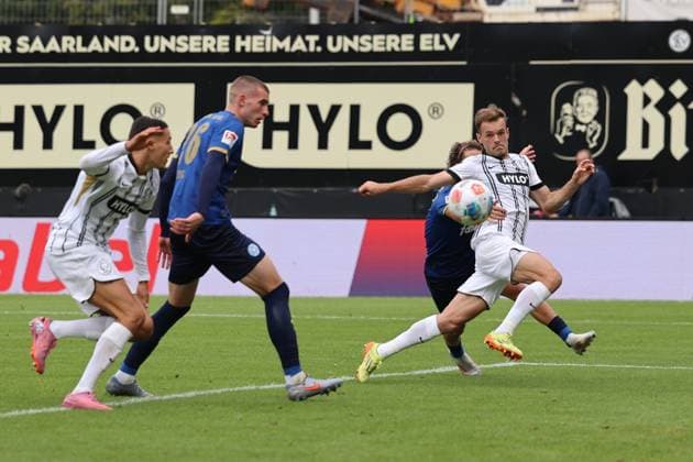 27 09 2025, Football, Men, 2 Bundesliga, Season 2025 2026, SV 07 Elversberg Holstein Kiel, Tom Zimmerschied SV 07 Elversberg , John Tolkin Holstein Kiel , Younes Ebnoutalib SV 07 Elversberg , David Zec Holstein Kiel Elversberg Ursapharm Arena an der Kaiserlinde Saarland Germany DEU Copyright: xSebastianxBachx