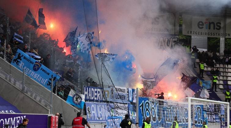 Aue, 27 09 2025, Erzgebirgsstadion, Soccer, 3 Liga, 3 Spieltag FC Erzgebirge Aue vs TSV 1860 München 2 0 1 0 , Im Bild Fans von 1860 München zünden Pyrotechnik , Nur für journalistische Zwecke Only for editorial use , DFB DFL regulations prohibit any use of photographs as image sequences and or quasi video , Picture Point