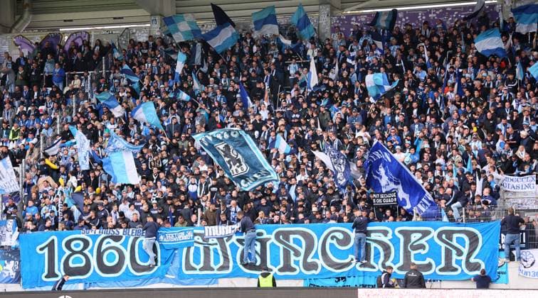 Aue, 27 09 2025, Erzgebirgsstadion, Fußball, 3 Liga, 3 Spieltag FC Erzgebirge Aue vs TSV 1860 München 2 0 1 0 , Im Bild Fans von 1860 München , Nur für journalistische Zwecke Only for editorial use , DFB DFL regulations prohibit any use of photographs as image sequences and or quasi video , Picture Point