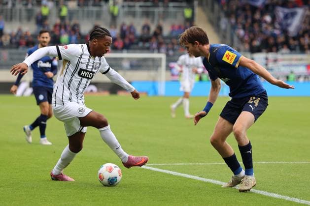 27 09 2025, Football, Men, 2 Bundesliga, Season 2025 2026, SV 07 Elversberg Holstein Kiel, Jarzinho Malanga SV 07 Elversberg , Magnus Knudsen Holstein Kiel Elversberg Ursapharm Arena an der Kaiserlinde Saarland Germany DEU Copyright: xSebastianxBachx