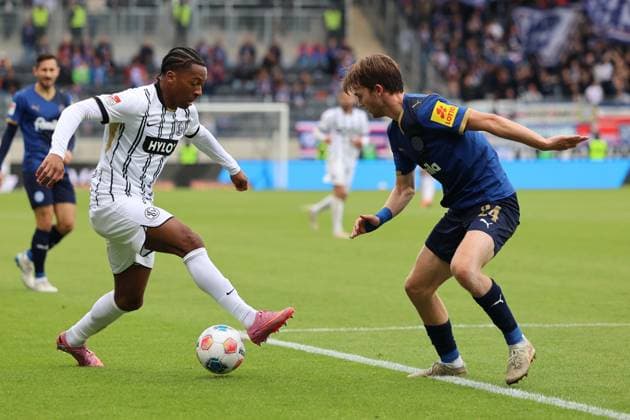 27 09 2025, Football, Men, 2 Bundesliga, Season 2025 2026, SV 07 Elversberg Holstein Kiel, Jarzinho Malanga SV 07 Elversberg , Magnus Knudsen Holstein Kiel Elversberg Ursapharm Arena an der Kaiserlinde Saarland Germany DEU Copyright: xSebastianxBachx