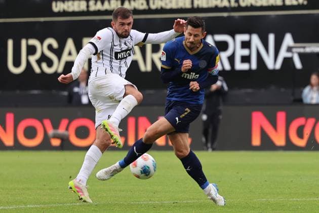 27 09 2025, Football, Men, 2 Bundesliga, Season 2025 2026, SV 07 Elversberg Holstein Kiel, Lukasz Poreba SV 07 Elversberg , Steven Skrzybski Holstein Kiel Elversberg Ursapharm Arena an der Kaiserlinde Saarland Germany DEU Copyright: xSebastianxBachx
