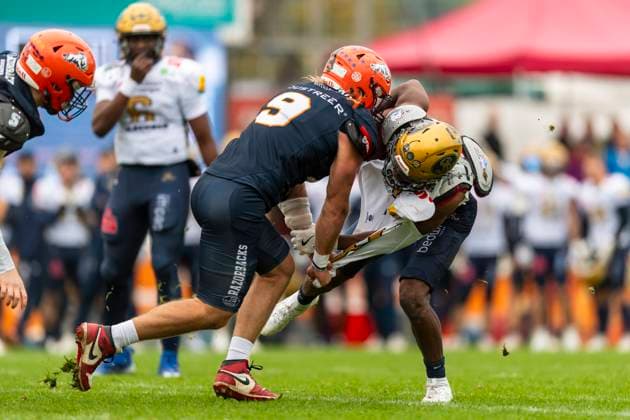 Ben Rashid 9, DL, ifm Razorbacks Ravensburg stops Tofunmi Lala 8, RB, Dresden Monarchs GER, ifm Ravensburg Razorbacks vs Dresden Monarchs, American Football, GFL, Season 2025, Playoffs, Semifinals, 27 09 2025, GER, ifm Ravensburg Razorbacks vs Dresden Monarchs, American Football, GFL, Season 2025, Playoffs, Semifinals, 27 09 2025 Weingarten Copyright: xEibner-Pressefoto FlorianxWolfx EP_FWF