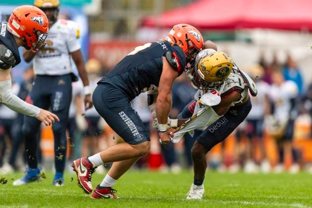 Ben Rashid 9, DL, ifm Razorbacks Ravensburg stops Tofunmi Lala 8, RB, Dresden Monarchs GER, ifm Ravensburg Razorbacks vs Dresden Monarchs, American Football, GFL, Season 2025, Playoffs, Semifinals, 27 09 2025, GER, ifm Ravensburg Razorbacks vs Dresden Monarchs, American Football, GFL, Season 2025, Playoffs, Semifinals, 27 09 2025 Weingarten Copyright: xEibner-Pressefoto FlorianxWolfx EP_FWF