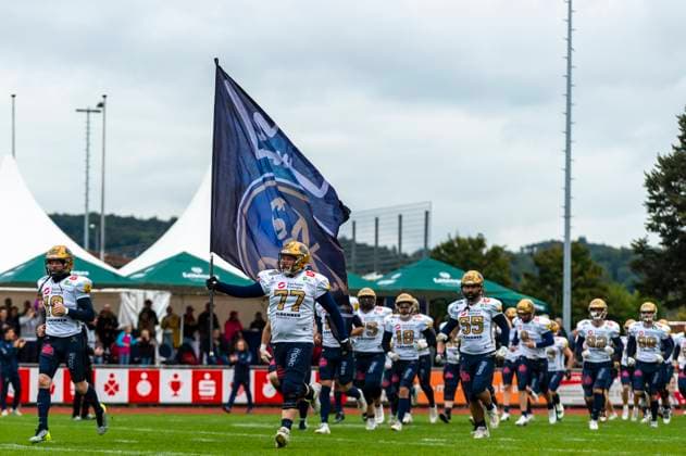 Walkon On Monarch with Felix Bonn 77, OL, Dresden Monarchs at the flag GER, ifm Ravensburg Razorbacks vs Dresden Monarchs, American Football, GFL, Season 2025, Playoffs, Semifinals, 27 09 2025, GER, ifm Ravensburg Razorbacks vs Dresden Monarchs, American Football, GFL, Season 2025, Playoffs, Semifinals, 27 09 2025 Weingarten Copyright: xEibner-Pressefoto FlorianxWolfx EP_FWF