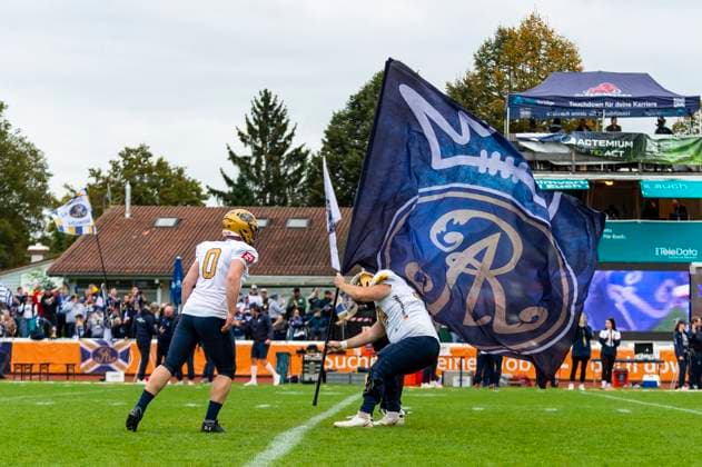 Felix Bonn 77, OL, Dresden Monarchs and Florian Finke 0, K, Dresden Monarchs with the flag GER, ifm Ravensburg Razorbacks vs Dresden Monarchs, American Football, GFL, Season 2025, Playoffs, Semifinals, 27 09 2025, GER, ifm Ravensburg Razorbacks vs Dresden Monarchs, American Football, GFL, Season 2025, Playoffs, Semifinals, 27 09 2025 Weingarten Copyright: xEibner-Pressefoto FlorianxWolfx EP_FWF
