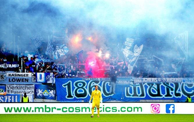 Pyrotechnics in the Munich fan block, goalkeeper Thomas Dähne in front Munich Football 3 League 2025 26 FC Erzgebirge Aue TSV 1860 Munich 2 0 on 27 9 2025 Erzgebirge Aue 1860 Munich