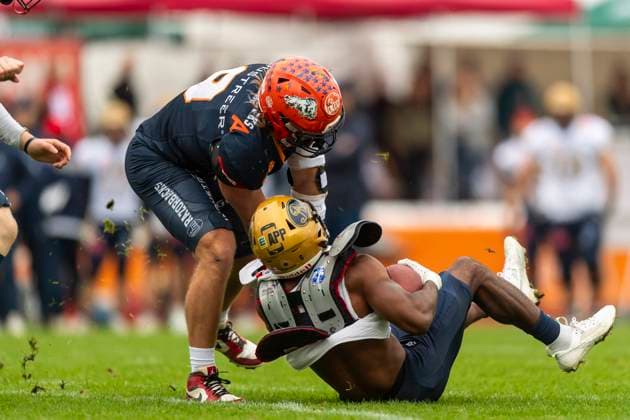 Ben Rashid 9, DL, ifm Razorbacks Ravensburg stops Tofunmi Lala 8, RB, Dresden Monarchs GER, ifm Ravensburg Razorbacks vs Dresden Monarchs, American Football, GFL, Season 2025, Playoffs, Semifinals, 27 09 2025, GER, ifm Ravensburg Razorbacks vs Dresden Monarchs, American Football, GFL, Season 2025, Playoffs, Semifinals, 27 09 2025 Weingarten Copyright: xEibner-Pressefoto FlorianxWolfx EP_FWF