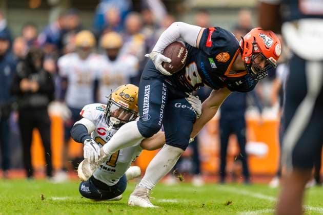 Eero Vaija 21, DB, Dresden Monarchs with Tim Mueller 87, WR, ifm Razorbacks Ravensburg GER, ifm Ravensburg Razorbacks vs Dresden Monarchs, American Football, GFL, Saison 2025, Playoffs, Halbfinale, 27 09 2025, GER, ifm Ravensburg Razorbacks vs Dresden Monarchs, American Football, GFL, Saison 2025, Playoffs, Halbfinale, 27 09 2025 Weingarten Copyright: xEibner-Pressefoto FlorianxWolfx EP_FWF