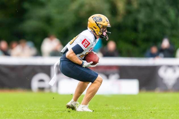 Catch by Konstantin Stricker 14, WR, Dresden Monarchs GER, ifm Ravensburg Razorbacks vs Dresden Monarchs, American Football, GFL, Season 2025, Playoffs, Semifinal, 27 09 2025, GER, ifm Ravensburg Razorbacks vs Dresden Monarchs, American Football, GFL, Season 2025, Playoffs, Semifinal, 27 09 2025 Weingarten Copyright: xEibner-Pressefoto FlorianxWolfx EP_FWF