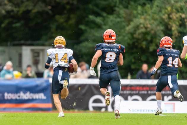 Touchdown Logan Mobelini 4, DB, Dresden Monarchs chased by Alex Mashak 8, DB, ifm Razorbacks Ravensburg and Jonah Olavi Choate 14, OL, ifm Razorbacks Ravensburg GER, ifm Ravensburg Razorbacks vs Dresden Monarchs, American Football, GFL, Season 2025, Playoffs, Semifinals, 27 09 2025, GER, ifm Ravensburg Razorbacks vs Dresden Monarchs, American Football, GFL, Season 2025, Playoffs, Semifinals, 27 09 2025 Weingarten Copyright: xEibner-Pressefoto FlorianxWolfx EP_FWF