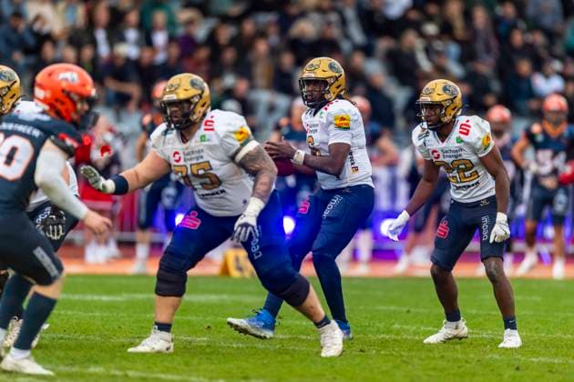 Clifton Bernard Mc Dowell II 6, QB, Dresden Monarchs with Simeon Oehme 22, WR, Dresden Monarchs and Phillip Most 75, OL, Dresden Monarchs GER, ifm Ravensburg Razorbacks vs Dresden Monarchs, American Football, GFL, Saison 2025, Playoffs, Halbfinale, 27 09 2025, GER, ifm Ravensburg Razorbacks vs Dresden Monarchs, American Football, GFL, Saison 2025, Playoffs, Halbfinale, 27 09 2025 Weingarten Copyright: xEibner-Pressefoto FlorianxWolfx EP_FWF