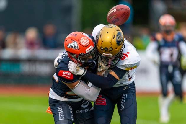 Konstantin Stricker 14, WR, Dresden Monarchs and Gabriele Battistella 26, DB, ifm Razorbacks Ravensburg GER, ifm Ravensburg Razorbacks vs Dresden Monarchs, American Football, GFL, Season 2025, Playoffs, Semifinals, 27 09 2025, GER, ifm Ravensburg Razorbacks vs Dresden Monarchs, American Football, GFL, Season 2025, Playoffs, Semifinals, 27 09 2025 Weingarten Copyright: xEibner-Pressefoto FlorianxWolfx EP_FWF