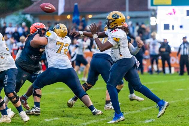 Pass by Clifton Bernard Mc Dowell II 6, QB, Dresden Monarchs GER, ifm Ravensburg Razorbacks vs Dresden Monarchs, American Football, GFL, Season 2025, Playoffs, Semifinals, 27 09 2025, GER, ifm Ravensburg Razorbacks vs Dresden Monarchs, American Football, GFL, Season 2025, Playoffs, Semifinals, 27 09 2025 Weingarten Copyright: xEibner-Pressefoto FlorianxWolfx EP_FWF