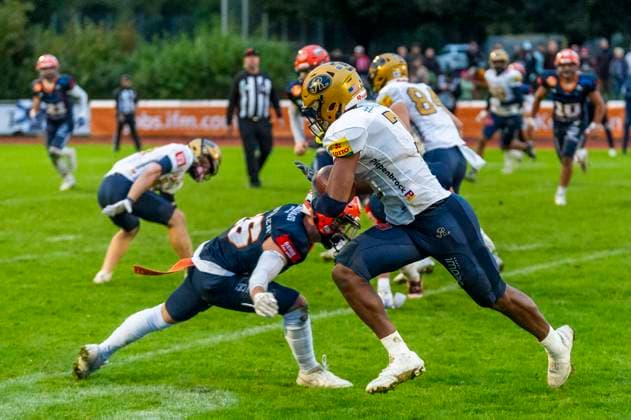 Tyler Hudson 7, WR, Dresden Monarchs evades Gabriele Battistella 26, DB, ifm Razorbacks Ravensburg GER, ifm Ravensburg Razorbacks vs Dresden Monarchs, American Football, GFL, Season 2025, Playoffs, Semifinals, 27 09 2025, GER, ifm Ravensburg Razorbacks vs Dresden Monarchs, American Football, GFL, Season 2025, Playoffs, Semifinals, 27 09 2025 Weingarten Copyright: xEibner-Pressefoto FlorianxWolfx EP_FWF