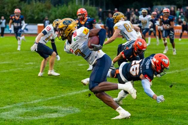 Tyler Hudson 7, WR, Dresden Monarchs evades Gabriele Battistella 26, DB, ifm Razorbacks Ravensburg GER, ifm Ravensburg Razorbacks vs Dresden Monarchs, American Football, GFL, Season 2025, Playoffs, Semifinals, 27 09 2025, GER, ifm Ravensburg Razorbacks vs Dresden Monarchs, American Football, GFL, Season 2025, Playoffs, Semifinals, 27 09 2025 Weingarten Copyright: xEibner-Pressefoto FlorianxWolfx EP_FWF
