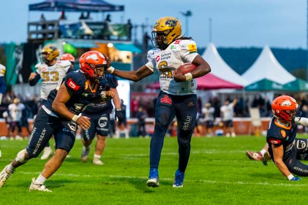 Clifton Bernard Mc Dowell II 6, QB, Dresden Monarchs with Henri Moudilou 10, DL, ifm Razorbacks Ravensburg GER, ifm Ravensburg Razorbacks vs Dresden Monarchs, American Football, GFL, Saison 2025, Playoffs, Halbfinale, 27 09 2025, GER, ifm Ravensburg Razorbacks vs Dresden Monarchs, American Football, GFL, Saison 2025, Playoffs, Halbfinale, 27 09 2025 Weingarten Copyright: xEibner-Pressefoto FlorianxWolfx EP_FWF