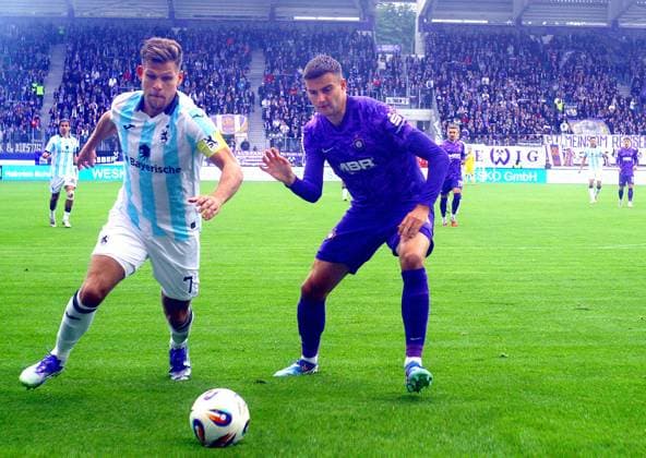 Florian Niederlechner Munich in attack , right Tristan Zobel Aue Football 3 League 2025 26 FC Erzgebirge Aue TSV 1860 Munich 2 0 on 27 9 2025 Erzgebirge Aue 1860 Munich