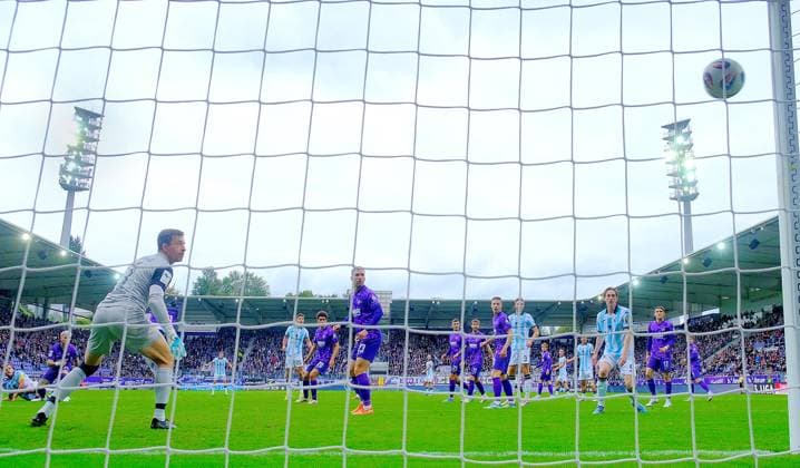 Florian Niederlechner Munich, left back, on the ground, goalkeeper Martin Männel Aue could only look after the ball Football 3 Liga 2025 26 FC Erzgebirge Aue TSV 1860 Munich 2 0 on 27 9 2025 Erzgebirge Aue 1860 Munich