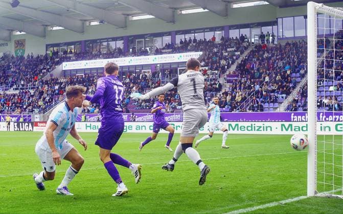 The post prevents Munich from scoring here from left Florian Niederlechner Munich , Pascal Fallmann Aue and goalkeeper Martin Männel Aue Football 3 Liga 2025 26 FC Erzgebirge Aue TSV 1860 Munich 2 0 on 27 9 2025 Erzgebirge Aue 1860 Munich