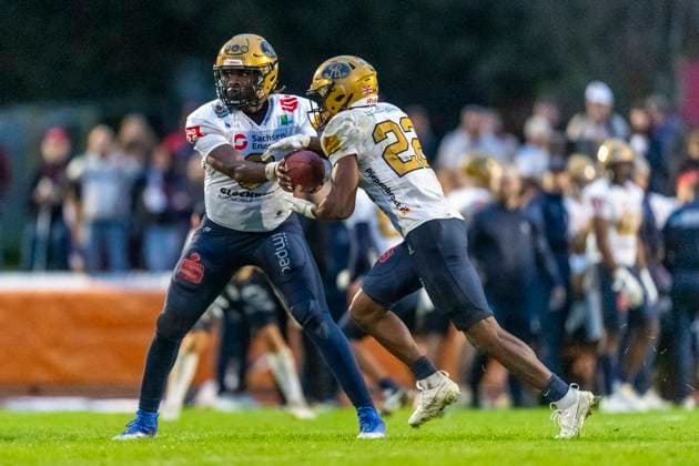 Clifton Bernard Mc Dowell II 6, QB, Dresden Monarchs with Simeon Oehme 22, WR, Dresden Monarchs GER, ifm Ravensburg Razorbacks vs Dresden Monarchs, American Football, GFL, Saison 2025, Playoffs, Halbfinale, 27 09 2025, GER, ifm Ravensburg Razorbacks vs Dresden Monarchs, American Football, GFL, Saison 2025, Playoffs, Halbfinale, 27 09 2025 Weingarten Copyright: xEibner-Pressefoto FlorianxWolfx EP_FWF