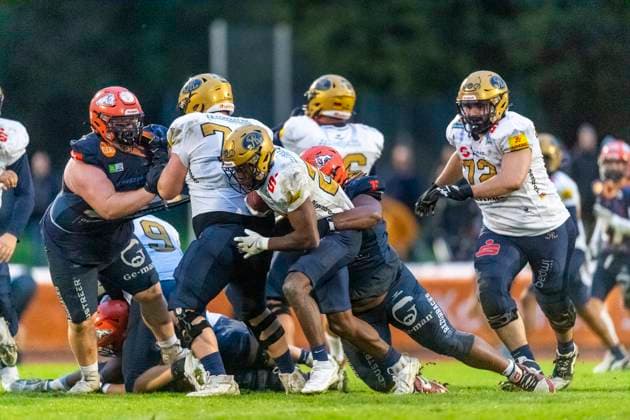 Simeon Oehme 22, WR, Dresden Monarchs with Helio Barros Lima 7, DL, ifm Razorbacks Ravensburg in the back GER, ifm Ravensburg Razorbacks vs Dresden Monarchs, American Football, GFL, Season 2025, Playoffs, Semifinals, 27 09 2025, GER, ifm Ravensburg Razorbacks vs Dresden Monarchs, American Football, GFL, Season 2025, Playoffs, Semifinals, 27 09 2025 Weingarten Copyright: xEibner-Pressefoto FlorianxWolfx EP_FWF