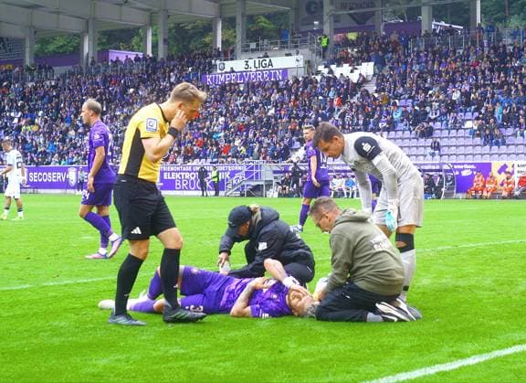 Marvin Stefaniak Aue had to be treated on the pitch , left referee Luca Jürgensen Hamburg , right goalkeeper Martin Männel Aue Football 3 League 2025 26 FC Erzgebirge Aue TSV 1860 Munich on 27 9 2025 Erzgebirge Aue 1860 Munich