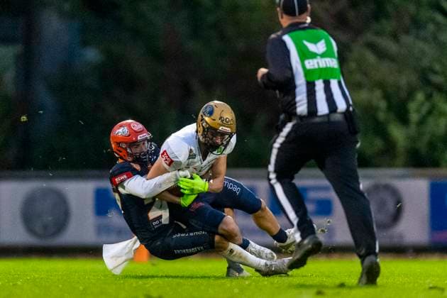 Nils Wulf 27, DB, ifm Razorbacks Ravensburg stops Janne Saerkelae 84, WR, Dresden Monarchs GER, ifm Ravensburg Razorbacks vs Dresden Monarchs, American Football, GFL, Season 2025, Playoffs, Semifinals, 27 09 2025, GER, ifm Ravensburg Razorbacks vs Dresden Monarchs, American Football, GFL, Season 2025, Playoffs, Semifinals, 27 09 2025 Weingarten Copyright: xEibner-Pressefoto FlorianxWolfx EP_FWF