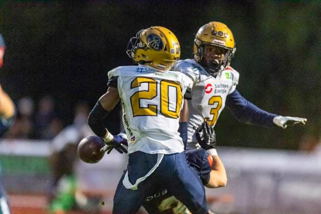 Jason Denneboom 20, DB, Dresden Monarchs and Devonni Reed 3, DB, Dresden Monarchs defend a pass to Aniel Busse 3, WR, ifm Razorbacks Ravensburg GER, ifm Ravensburg Razorbacks vs Dresden Monarchs, American Football, GFL, Saison 2025, Playoffs, Halbfinale, 27 09 2025, GER, ifm Ravensburg Razorbacks vs Dresden Monarchs, American Football, GFL, Saison 2025, Playoffs, Halbfinale, 27 09 2025 Weingarten Copyright: xEibner-Pressefoto FlorianxWolfx EP_FWF