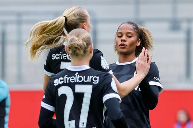Aurelie Csillag (SC Freiburg) bejubelt ihren Treffer mit den Teamkolleginnen, DFB-Pokal der Frauen, Hannover 96 vs SC Freiburg, Eilenriedestadion am 28. September 2025 in Hannover, Deutschland. (Foto von Marco Steinbrenner DeFodi Images) Aurelie Csillag (SC Freiburg) celebrates her goal with teammates, DFB-Pokal der Frauen, Hannover 96 vs SC Freiburg, Eilenriedestadion, September 28, 2025 in Hannover, Germany. (Photo by Marco Steinbrenner DeFodi Images) DFB DFL REGULATIONS PROHIBIT ANY USE OF PHOTOGRAPHS AS IMAGE SEQUENCES AND OR QUASI-VIDEO. Aurelie Csillag SC Freiburg celebrates her goal with teammates, DFB Pokal der Frauen, Hannover 96 vs SC Freiburg, Eilenriedestadion, September 28, 2025 in Hannover, Germany Photo by Marco Steinbrenner DeFodi Images Aurelie Csillag SC Freiburg celebrates her goal with teammates, DFB Pokal der Frauen, Hannover 96 vs SC Freiburg, Eilenriedestadion, September 28, 2025 in Hannover, Germany Photo by Marco Steinbrenner DeFodi Images DFB DFL REGULATIONS PROHIBIT ANY USE OF PHOTOGRAPHS AS IMAGE SEQUENCES AND OR QUASI VIDEO