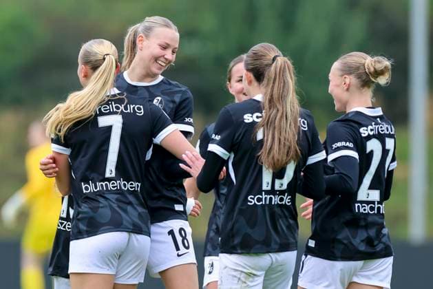 Mia-Lena Maas (SC Freiburg) bejubelt ihren Treffer mit den Teamkolleginnen, DFB-Pokal der Frauen, Hannover 96 vs SC Freiburg, Eilenriedestadion am 28. September 2025 in Hannover, Deutschland. (Foto von Marco Steinbrenner DeFodi Images) Mia-Lena Maas (SC Freiburg) celebrates her goal with teammates, DFB-Pokal der Frauen, Hannover 96 vs SC Freiburg, Eilenriedestadion, September 28, 2025 in Hannover, Germany. (Photo by Marco Steinbrenner DeFodi Images) DFB DFL REGULATIONS PROHIBIT ANY USE OF PHOTOGRAPHS AS IMAGE SEQUENCES AND OR QUASI-VIDEO. Mia Lena Maas SC Freiburg celebrates her goal with teammates, DFB Pokal der Frauen, Hannover 96 vs SC Freiburg, Eilenriedestadion, September 28, 2025 in Hannover, Germany Photo by Marco Steinbrenner DeFodi Images Mia Lena Maas SC Freiburg celebrates her goal with teammates, DFB Pokal der Frauen, Hannover 96 vs SC Freiburg, Eilenriedestadion, September 28, 2025 in Hannover, Germany Photo by Marco Steinbrenner DeFodi Images DFB DFL REGULATIONS PROHIBIT ANY USE OF PHOTOGRAPHS AS IMAGE SEQUENCES AND OR QUASI VIDEO
