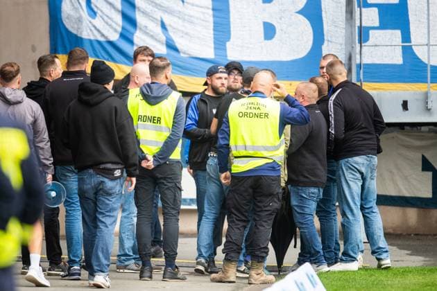 Jena , 270925, Soccer Regionalliga , FC Carl Zeiss Jena vs Chemnitzer FC in the picture Ultras Horda Azzuro discuss the removal of the flags