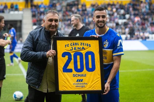 Jena , 270925, Soccer Regionalliga , FC Carl Zeiss Jena vs Chemnitzer FC in the picture Sports director Miroslav Jovic honors Justin Schau both Jena for his 200 game for Jena