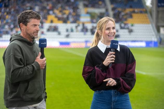 Jena , 270925, Soccer Regionalliga , FC Carl Zeiss Jena vs Chemnitzer FC in the picture presenter Stephanie Müller Spirra next to Torsten Ziegner